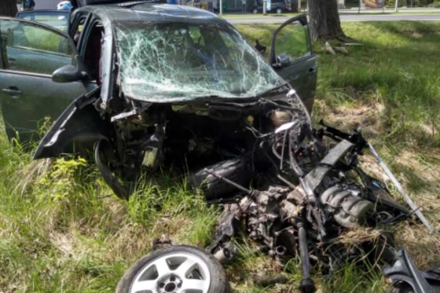 Przeworsk. Poważny wypadek, audi uderzyło w drzewo