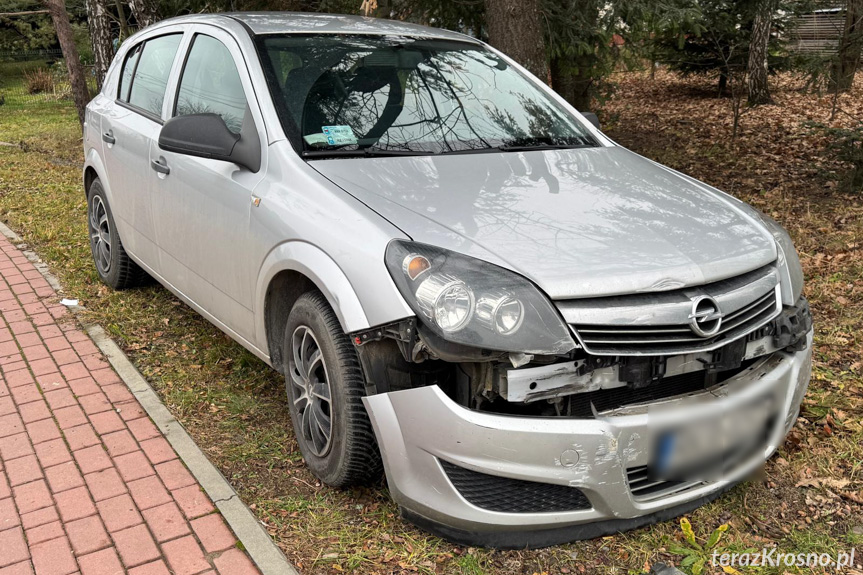 Przewrócone ogrodzenie i uszkodzony opel
