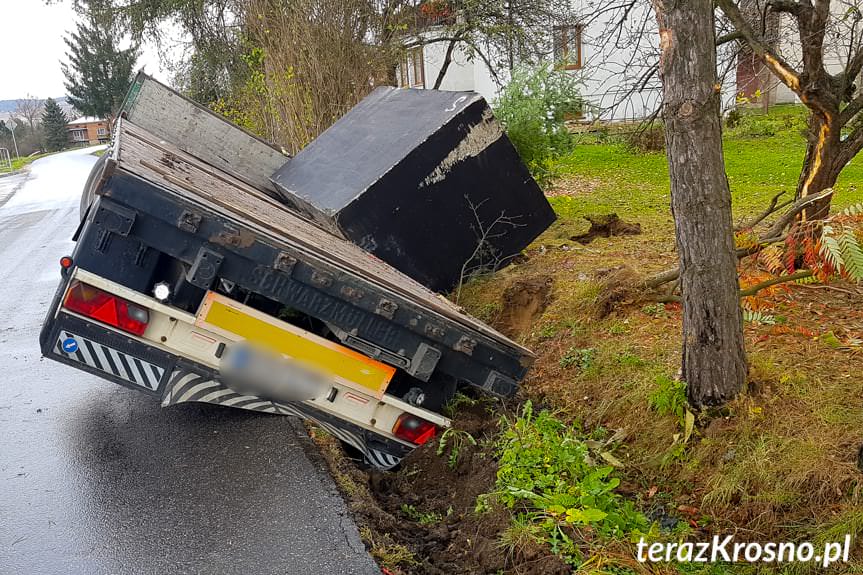 Przyczepa z ładunkiem w rowie