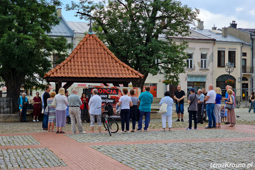 Publiczny różaniec w obronie życia na krośnieńskim rynku