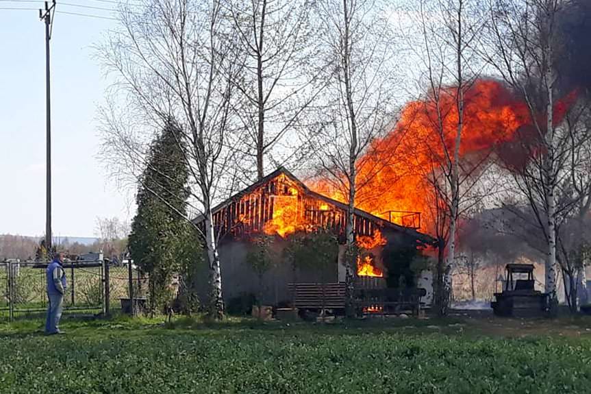 Pustyny. Pożar drewnianego budynku