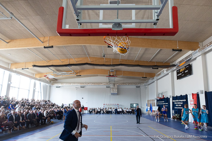 Rzeszów. Nowa hala sportowa w I LO na inaugurację roku szkolnego 