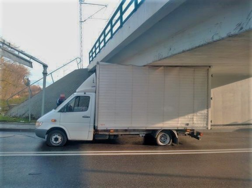 Sędziszów Małopolski. Samochód dostawczy zaklinował się pod wiaduktem kolejowym