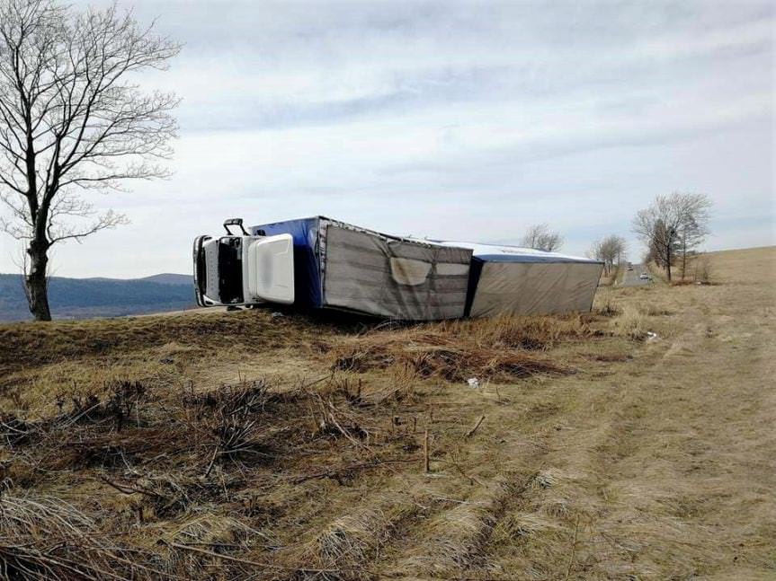 Silny podmuch wiatru przewrócił samochód ciężarowy z przyczepą 