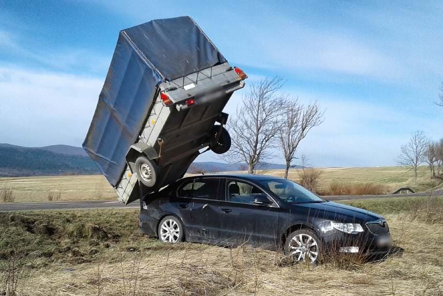 Silny wiatr zdmuchnął z drogi osobówkę z przyczepą