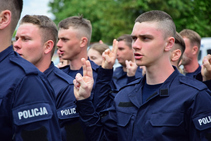 "...służyć wiernie narodowi..." Nowi policjanci złożyli ślubowanie