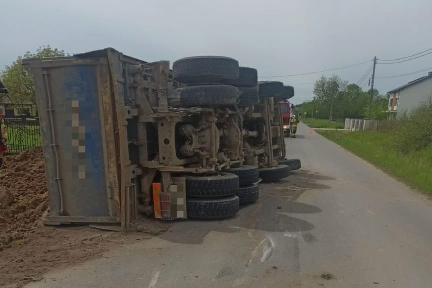 Stracił panowanie nad pojazdem, auto przewróciło się na bok