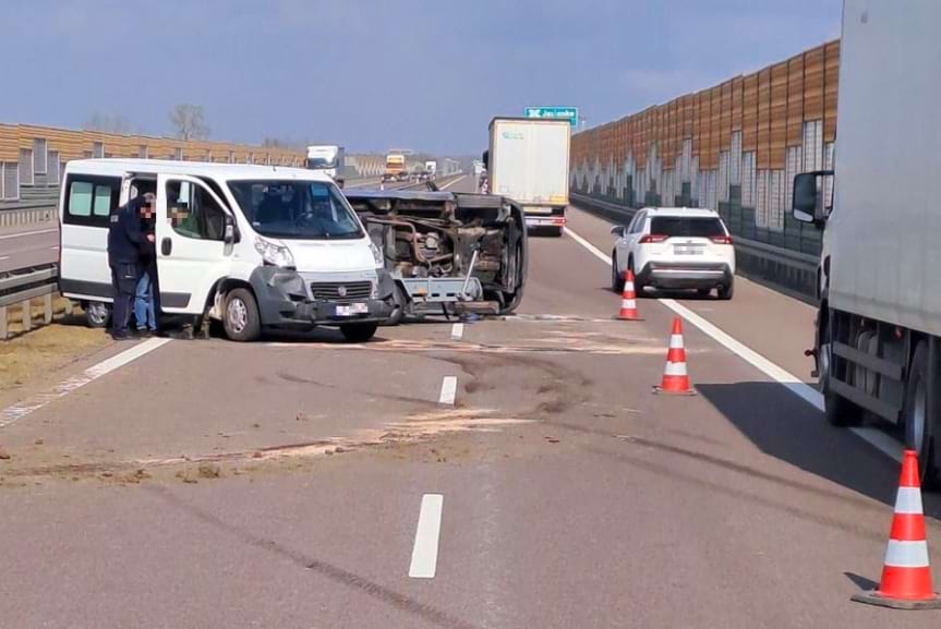 Terliczka. Bus z lawetą wjechał w barierki