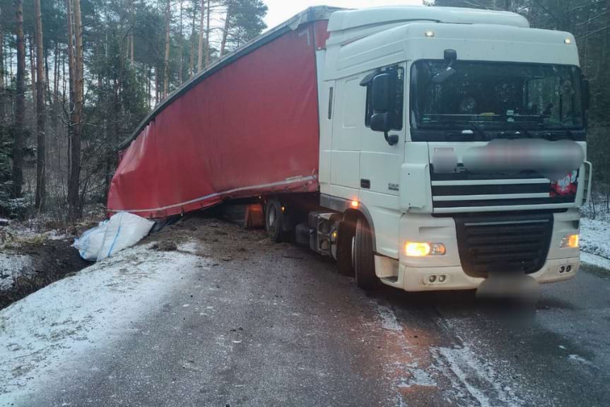 Tir wiozący cukier utknął w rowie