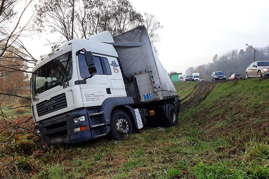 Tir z ładunkiem w rowie