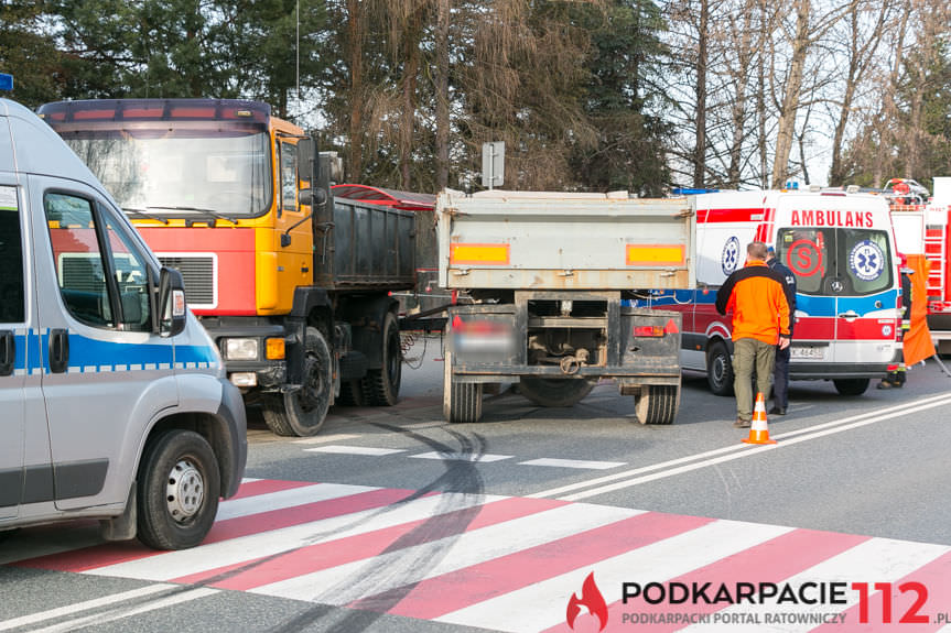 Tragiczny poranek na ulicach Krosna. Nie żyje 18-latka i 85-latek