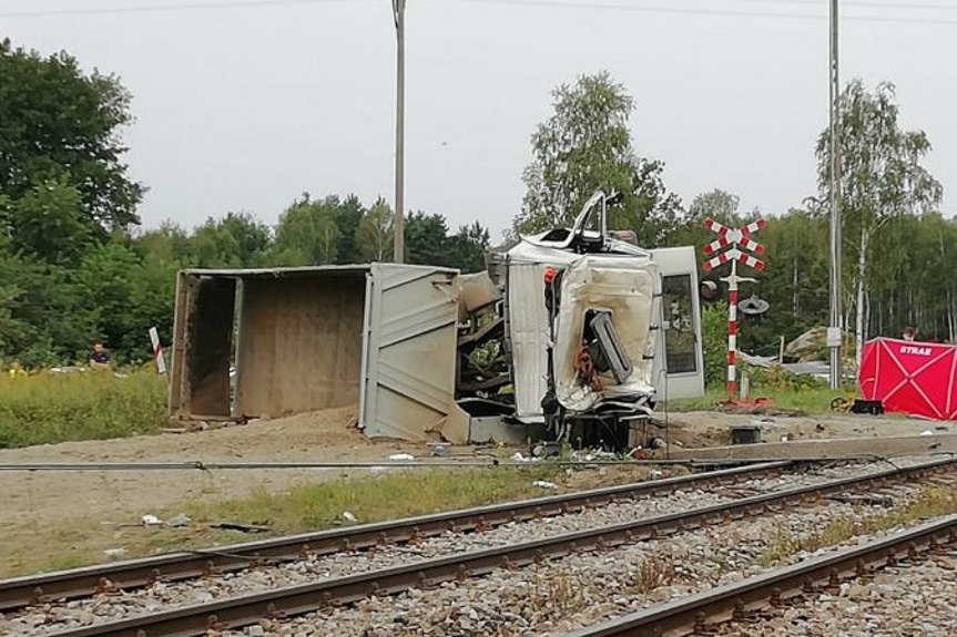 Tragiczny wypadek na przejeździe kolejowym w Przędzelu