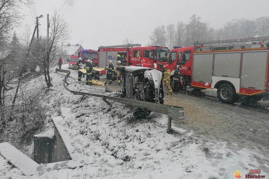 Trześniów. Samochód przewrócił się na bok