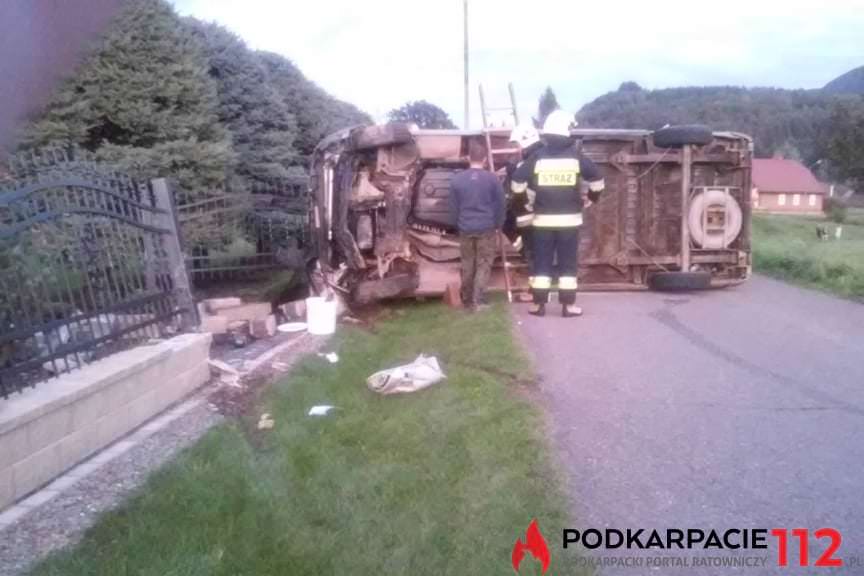 Uderzył w ogrodzenie, wylądował na boku