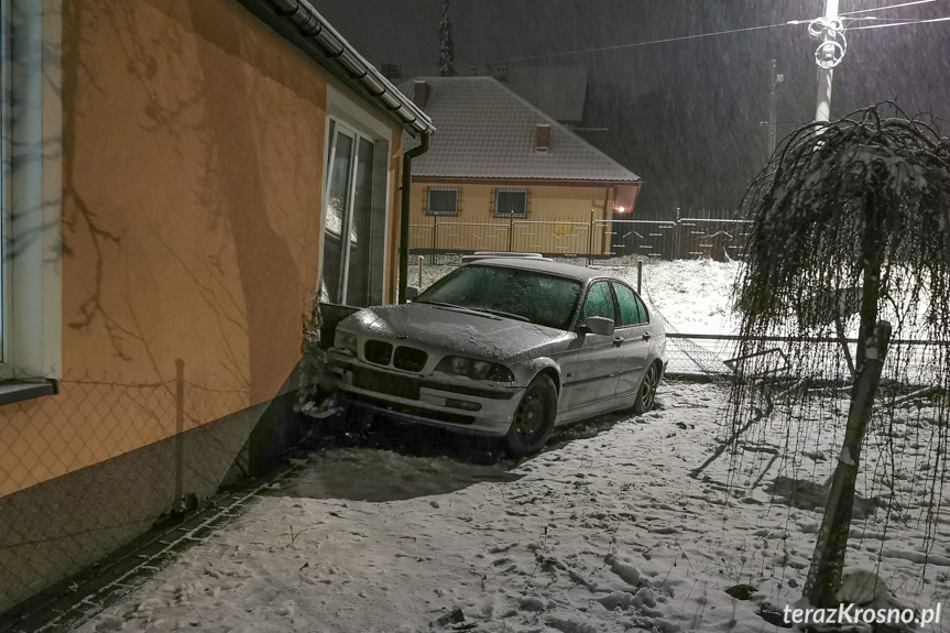 Uderzyła bmw w budynek starej szkoły