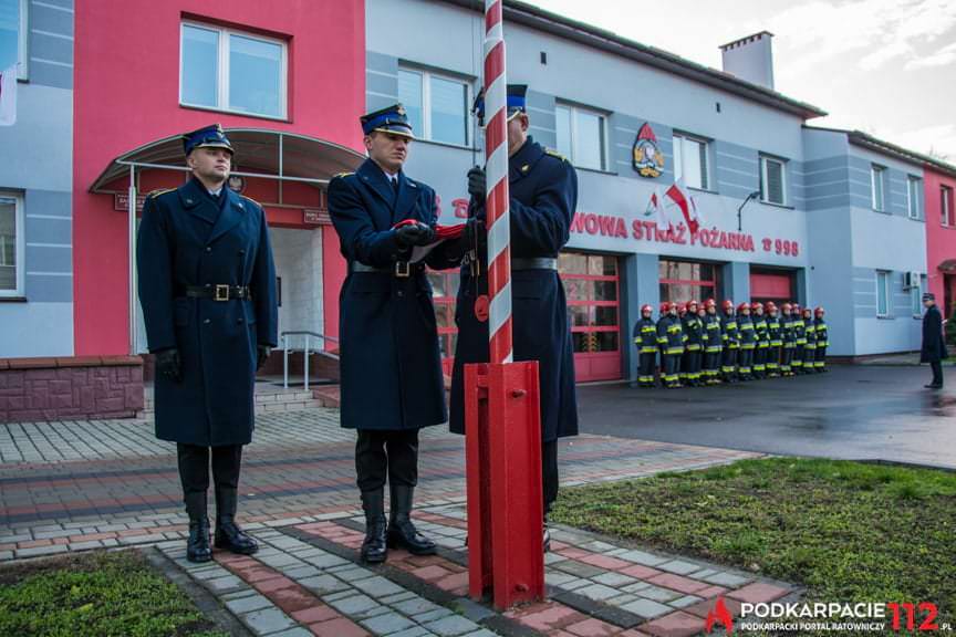 Uroczyste podniesienie flagi w KM PSP Tarnobrzeg.