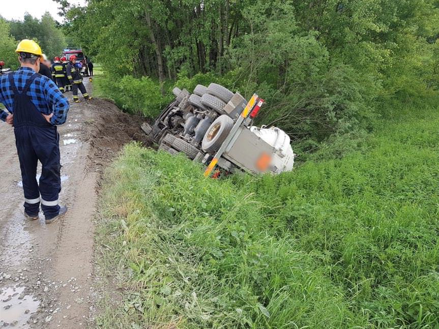 WĘGLÓWKA. Cysterna i wóz strażacki zsunęły się z nasypu