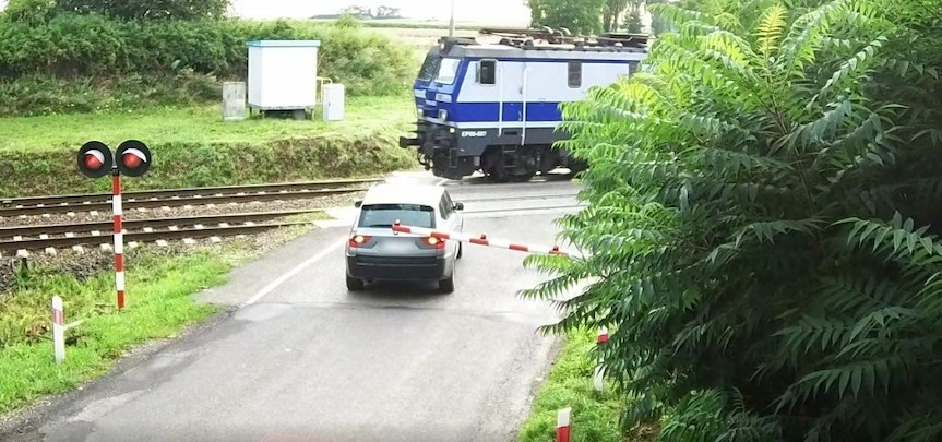 Wjechał na przejazd kolejowy przy czerwonym świetle