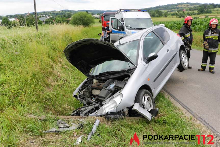 Wjechała autem do rowu i uderzyła w przepust