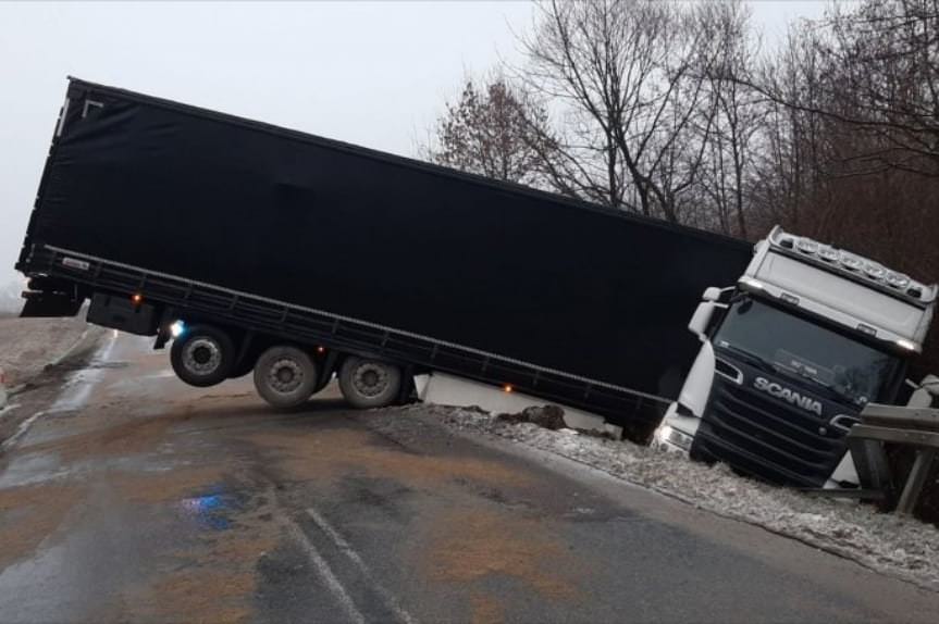 Wola Cieklińska. Ciągnik siodłowy wjechał do rowu