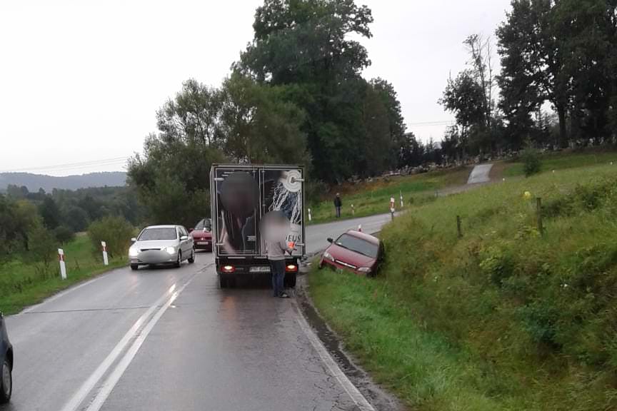 Wpadł w poślizg i zderzył się z dostawczakiem