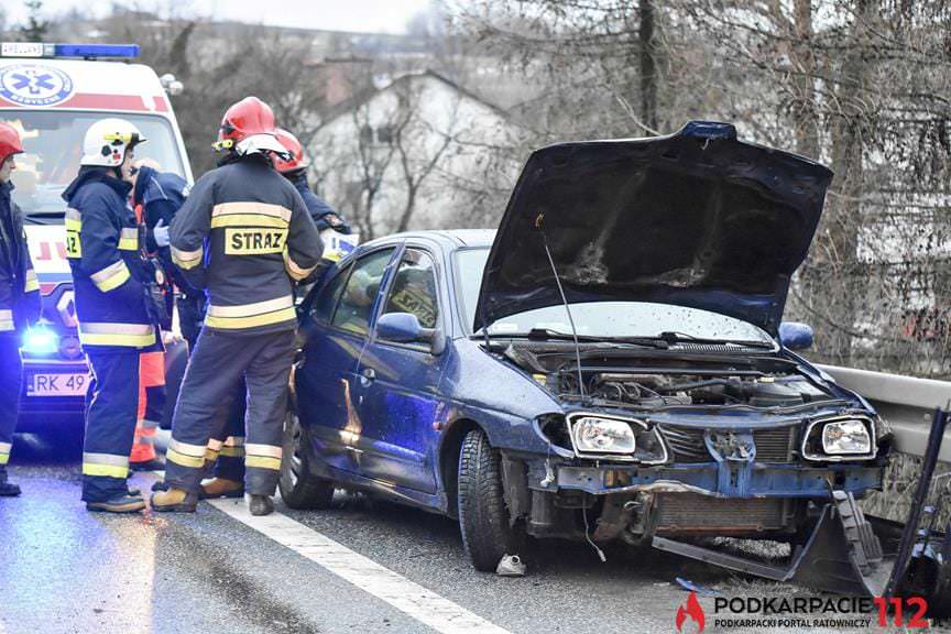 Wpadła w poślizg na zakręcie