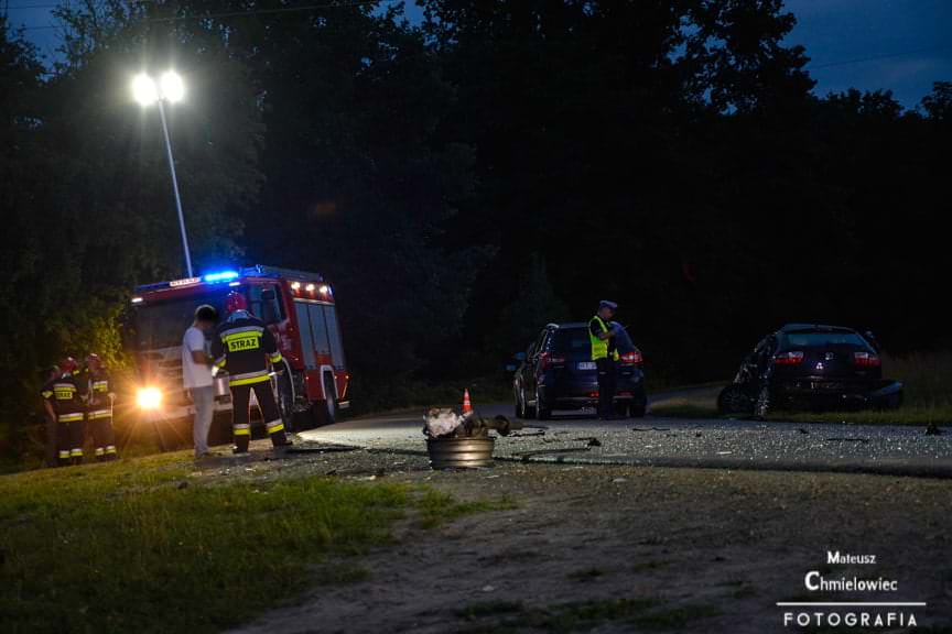 Wypadek dwóch samochodów, trzy osoby ranne