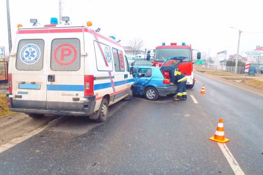 wypadek karetki ze stalowej woli