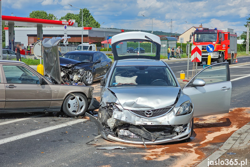 Wypadek na DK28. Zderzenie trzech samochodów