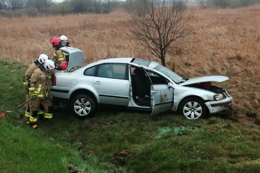 Wypadek na DK19, samochód wjechał do rowu