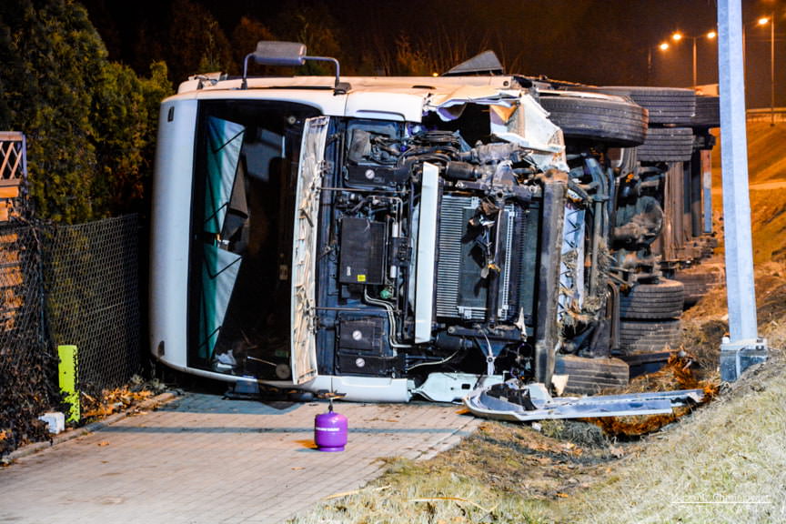 Wypadek na dk9, czołowe zderzenie tira i bmw