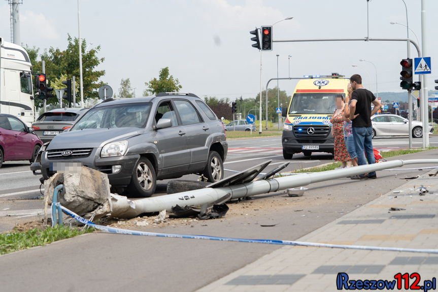 Wypadek na Powst. Warszawy w Rzeszowie. Samochód uderzył w latarnię [FOTO]