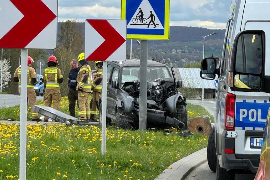 Wypadek na ulicy Podkarpackiej w Rzeszowie. Samochód uderzył w słup