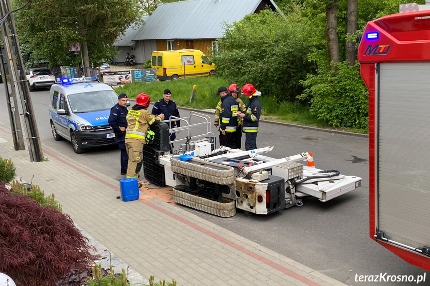 Wypadek podnośnika koszowego, ranny mężczyzna