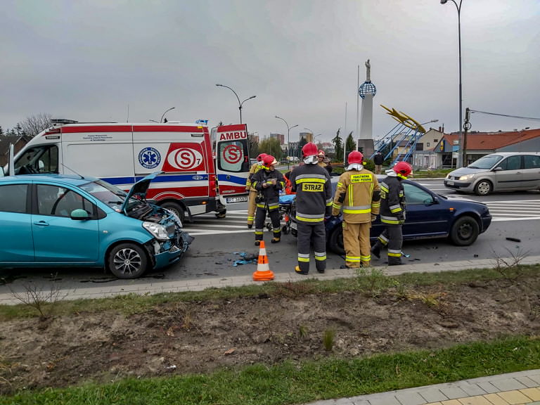 Wypadek trzech samochodów osobowych