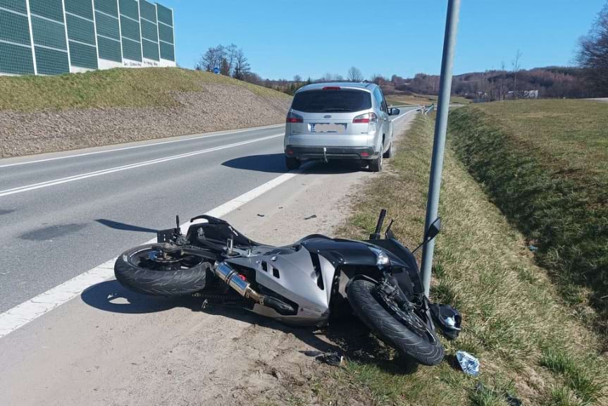 Wypadek w Brzozowie. Motocyklista w szpitalu