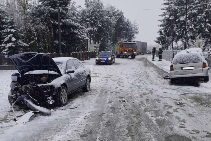 Wypadek w Dąbrówkach. Dwie osoby trafiły do szpitala