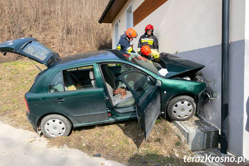 Wypadek w Głowience. Samochód uderzył w ścianę domu