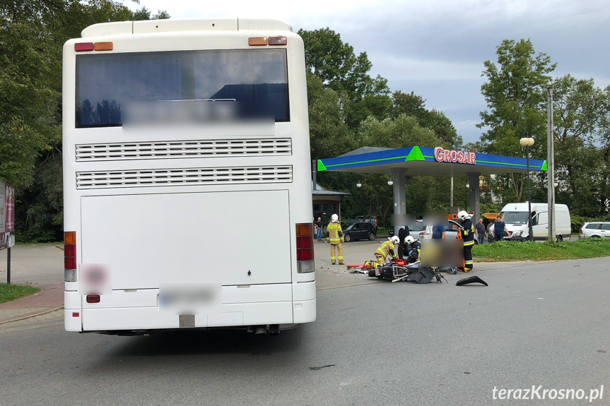 Wypadek w Iwoniczu-Zdroju. Zderzenie motocyklisty z autokarem