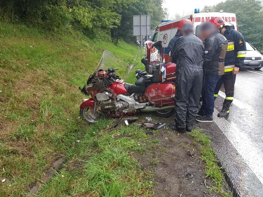 Wypadek w Komborni. Motocyklista zderzył się z samochodem osobowym