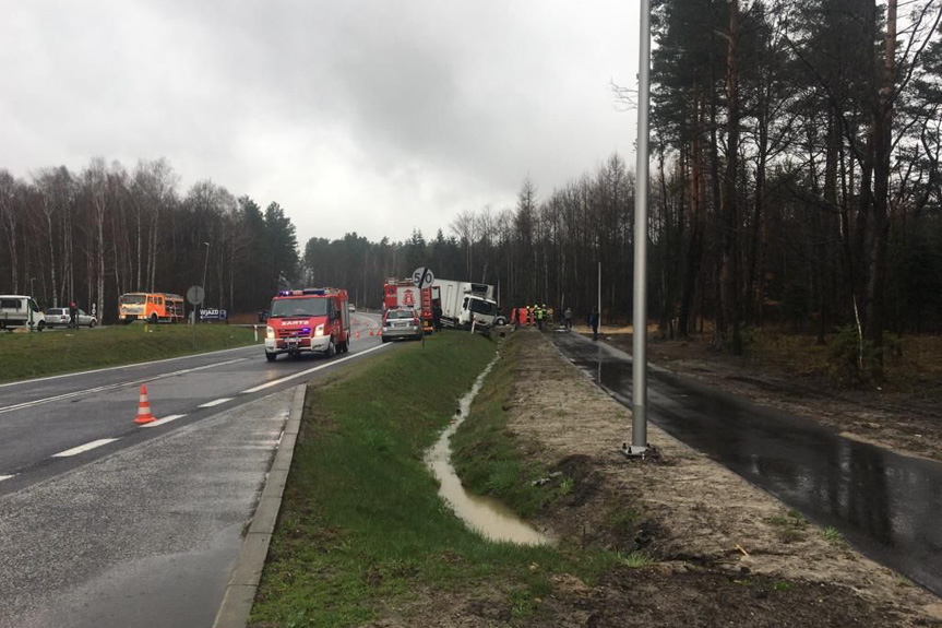 Wypadek w Komorowie, nie żyją dwie osoby