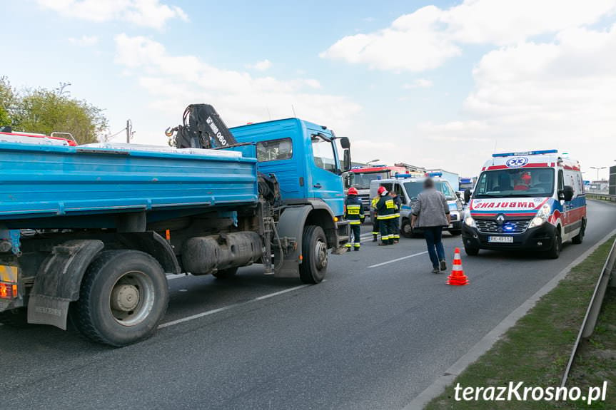 Wypadek w Krośnie. Pieszy wtargnął na jezdnie wprost pod jadący samochód ciężarowy