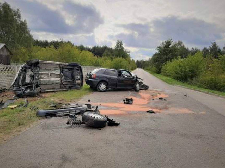 Wypadek w Kustrawie. Czołowe zderzenie audi i volkswagena