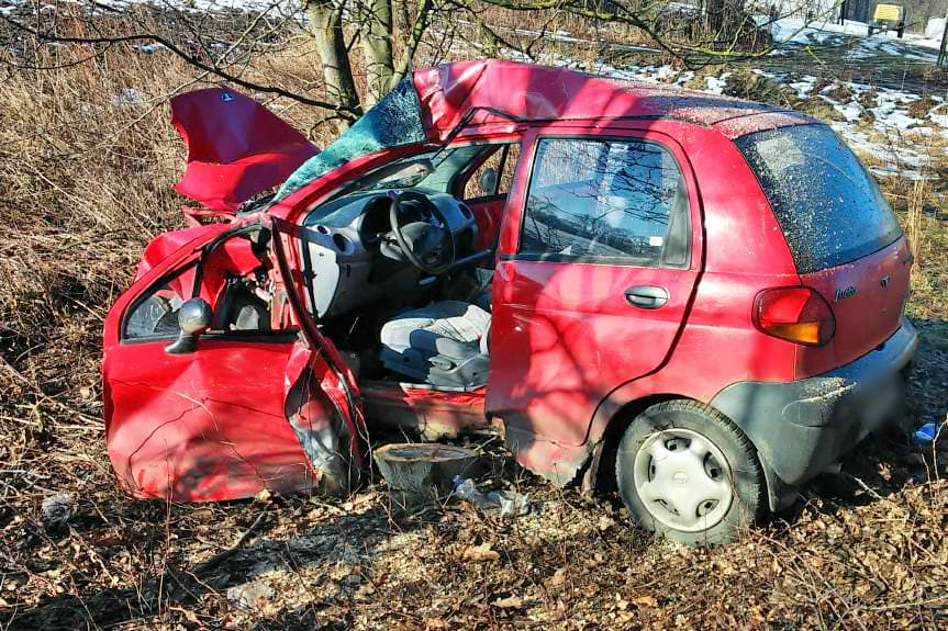Wypadek w Łazach, uderzyła matizem w drzewo