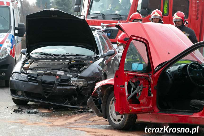 Wypadek w Łękach Strzyżowskich. Zderzenie Alfa Romeo z BMW
