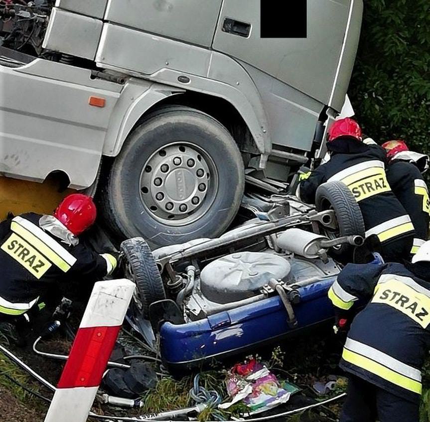 Wypadek w Ostrowie. Kierująca skodą wjechała pod tira