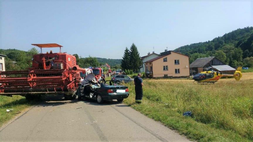 Wypadek w Piątkowej. Zderzenie samochodu osobowego z kombajnem