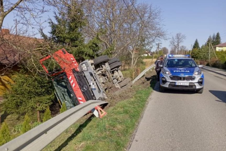 Wypadek w Zalesiu. Kierujący ciężarówką wjechał do rowu