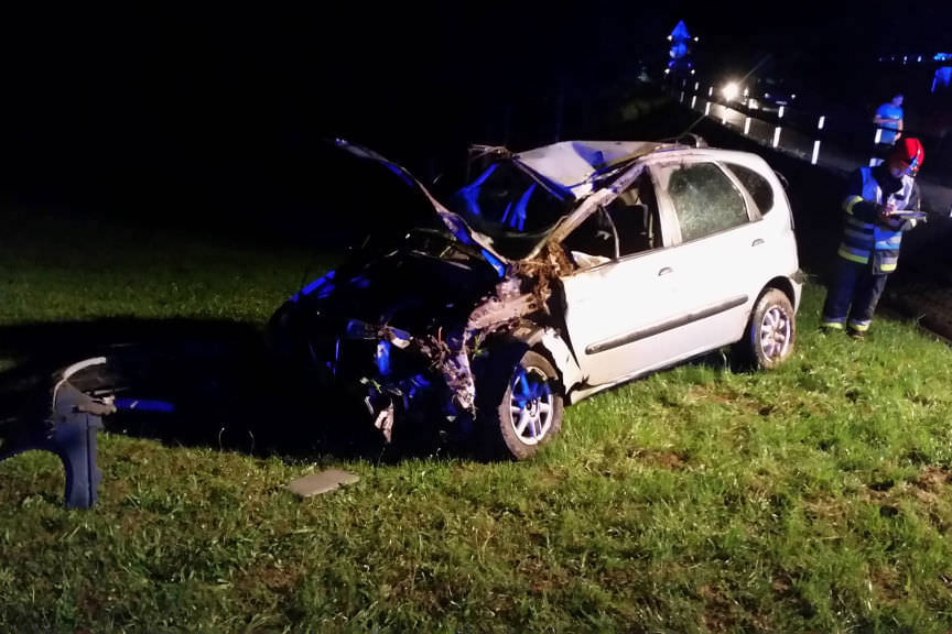 Wypadek w Zarzeczu, kierowca renault w szpitalu