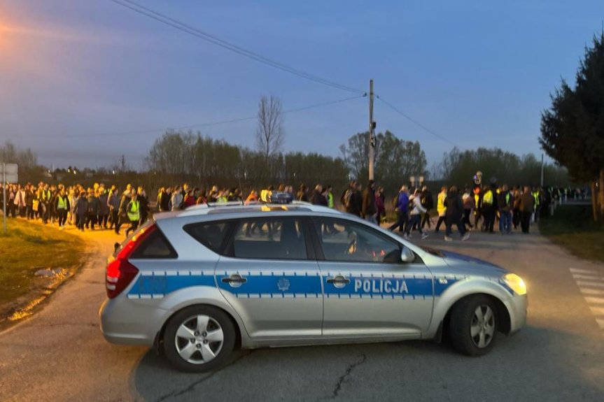 Zabezpieczenie procesji Drogi Krzyżowej przez mieleckich policjantów